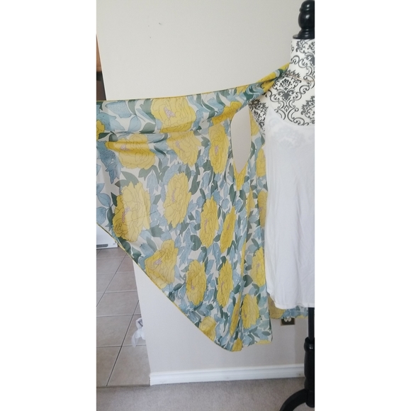 2 for 20 Floral Vest - Picture 5 of 6